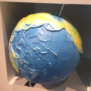 展示「地球は凸凹」の立体地球儀